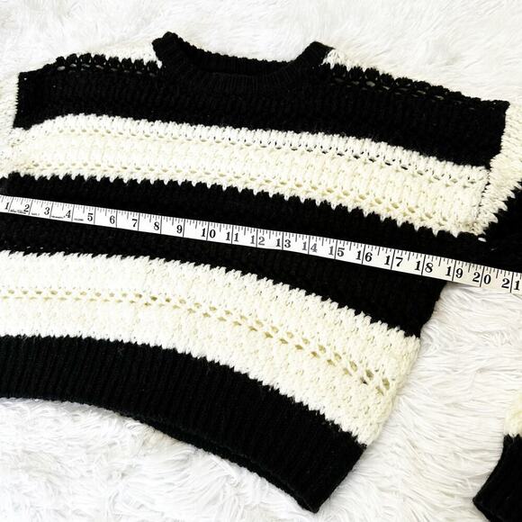 Forever 21 Cropped Black and White Knitted Sweater Size Small - Picture 3 of 7